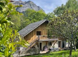Superbe T3 neuf en bord de rivière près d'Annecy, hotelli kohteessa Montmin