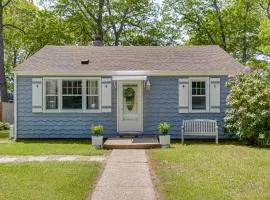 < 1 Mi to Sand! Updated Cottage w/ Yard in Niantic