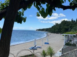 EverBlue Suites - Halkidiki Beachfront, Hotel in Psakoudia
