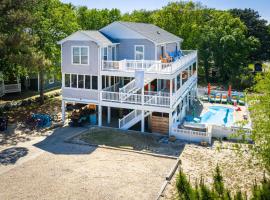 Pool & Spa Game Rm Walking Distance to Beach & Shops, Hotel in Duck