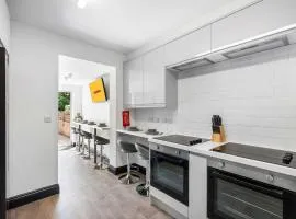 Large 6-Bed House - 5 Bathrooms w Free Parking by StaySejour