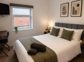 Contractor Workforce Accommodation - 5 Bedrooms Perfect For Work Crews & Groups, WiFi Smart TV's In All Rooms - Parking Sleeps 5-8 Guests