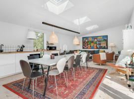 Unique And Modern Holiday Home In Marielyst, hotel v destinácii Bøtø By