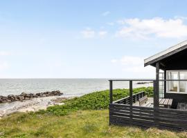 Welcoming Holiday Home Right Down To The Water, hotel a Rørvig
