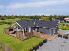 Charming Holiday Home With Many Activities, hotel v destinácii Bøtø By
