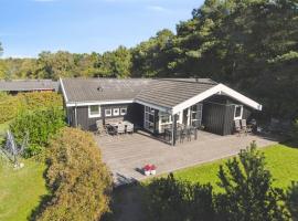 Excellent Cottage With Sauna And Spa 10 Persons, hotel in Højby