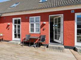 Holiday Apartment For 4 With Shared Pool, hotel a Åkirkeby