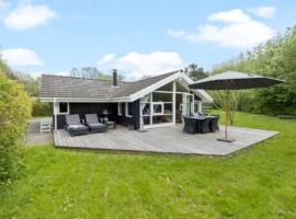 Cozy Cottage Just 200 M From The Beach, Hotel in Dronningmølle