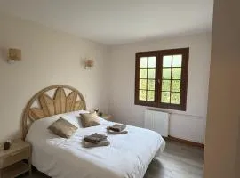 La Maison des Châtaigniers 3 chambres , terrasse , jardin à 5 min des lacs