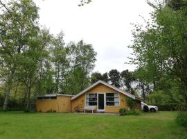 Cozy Bright Cottage Near Marielyst And Beach – hotel w mieście Bøtø By