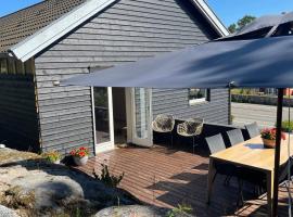 Charming House With Sea View And Large Plot – hotel w mieście Sandkås