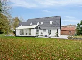 Stay Comfortably In Scenic Surroundings