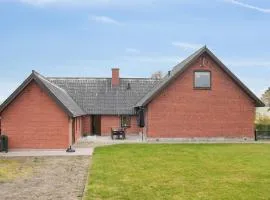 Spacious Holiday Home Near The Beach