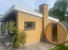 Spacious Summer House With Pool, hotel en Vejby