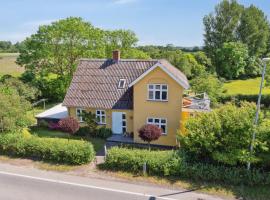 Beautiful Yellow Country Villa By The Water, hotel a Millinge