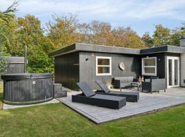 Enjoy A Holiday Just 200 M From Ringkøbing Fjord, hotel v destinaci Skjern