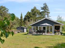 Cozy House With Outdoor Spa, khách sạn ở Marielyst