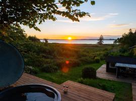 Lovely Cottage With Wilderness Bath And View, hotell sihtkohas Holbæk