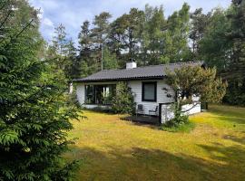 Cozy And Updated House On Large Private Lot, hotel in Højby