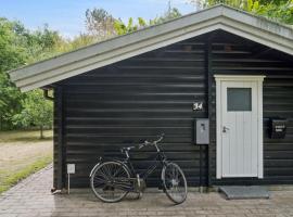 Log House In Dronningmølle 150 M To The Beach, hotel u gradu Dronningmølle
