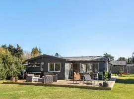Cozy Holiday Home Near The Beach