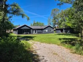 Luxury Holiday Home Near Beach And Restaurant