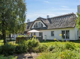 Idyllic Half-Timbered House For 10 Guests، فندق في Kettinge