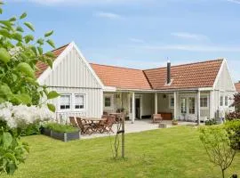 Renovated Summer House In Vejby Tisvilde