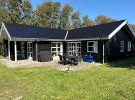 Charming Modern Summer House 4 Min From The Beach
