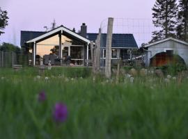 Front-Row Summerhouse With View And Big Garden, hotel em Holbæk