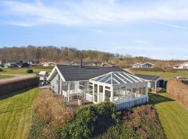 Lovely Summer House With Sea View, hotel Sjølund városában