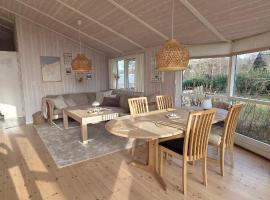 Bright And Cozy Summer House With Spa And Sauna – hotel w mieście Græsted