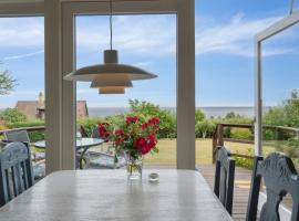 Cozy House With Sea View And Beautiful Location – hotel w mieście Sandkås