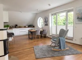 LIGHTHOUSE HOMES - Premium 90qm Ferienwohnung mit 2SZ und Terrasse am Kirchenplatz, 500m zum Strand