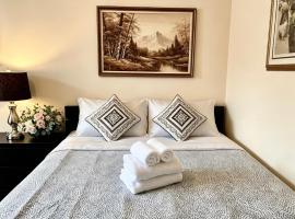 Bright&Modern Space Perfect for couple and Family Step to public transit in Toronto, Hotel in Toronto
