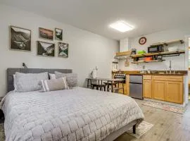 Pet-Friendly Quaint Cottage: Park-Like Setting