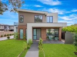 Modern 3BR Home Near Medway Golf Club, Highpoint & Melbourne CBD
