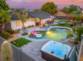 Free Heated PoolHot TubKing BedSwing SetGames, hotel di Mesa