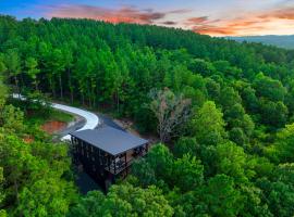 Luxury Mountain Cabin with Hot Tub & Game Room: Broken Bow şehrinde bir otel