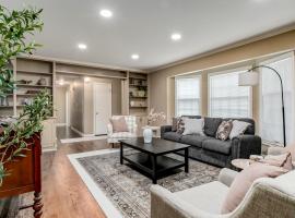 Spacious Overland Park Home Walk to Dining 20 Min to Stadium, hotel a Overland Park
