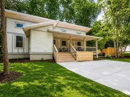 Steps Away Cottage - Hot Tub Fire Pit Downtown Family Friendly