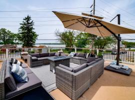 Steps to Cedar Lake! Group Getaway w/ Game Room, hotel di Cedar Lake
