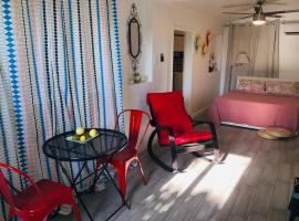 Private and Comfy Cabin near to MIA airport, ξενοδοχείο στο Μαϊάμι