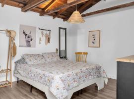 Private Studio Cabin steps from Calle 8, ξενοδοχείο στο Μαϊάμι