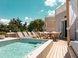Selenophile Villa with heated pool, Hotel in Monolithos
