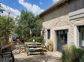 la grange aux hirondelles, Hotel in Sancoins