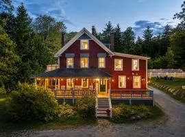 The Aurora Inn & Cottages