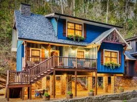 Creekside Luxury Cabin Hot Tub Near Downtown