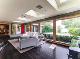 Zen Escape Overlooking Lake Erie: Deck, Gardens