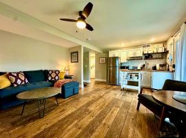 Charming 1 bedbath Suite in waterfront Cottage, hotel v destinaci Somers